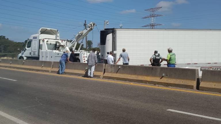Una caja de tráiler quedó atravesada sobre los carriles de La Costerita tras desprenderse de un tractocamión en Culiacán.
