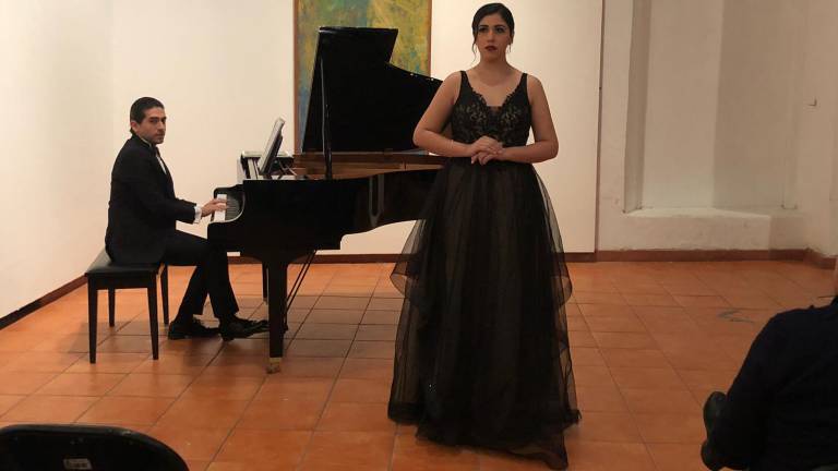 La soprano mazatleca Lucía Beyles deleitó a los presentes con su voz en el concierto “Gala de ópera”, que se celebró en el Museo de Arte de Mazatlán.