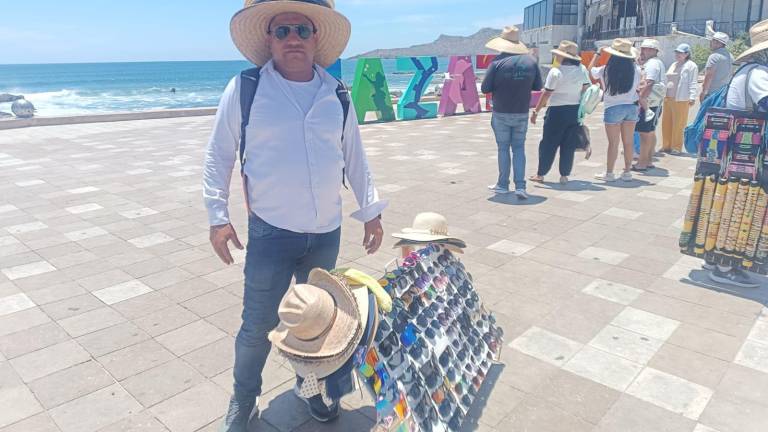 Comerciantes indican que continúa la tendencia con el visitante nacional siendo el principal cliente, ya que son los que buscan objetos playeras para el mismo rato.