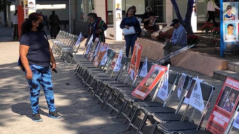 En la Plazuela Álvaro Obregón a un costado de la catedral, integrante del colectivo de búsqueda Sabuesos Guerreras colocaron sillas vacías.