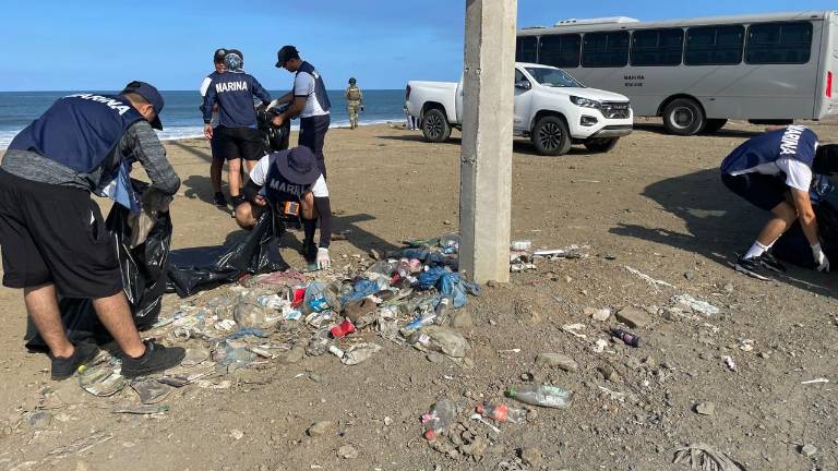 Jornada de limpieza de la Secretaría de Marina en la Playa Delfín, en Mazatlán.
