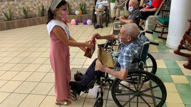 Integrantes de Mini Belleza Sinaloa 2021 llevan alegría a abuelitos