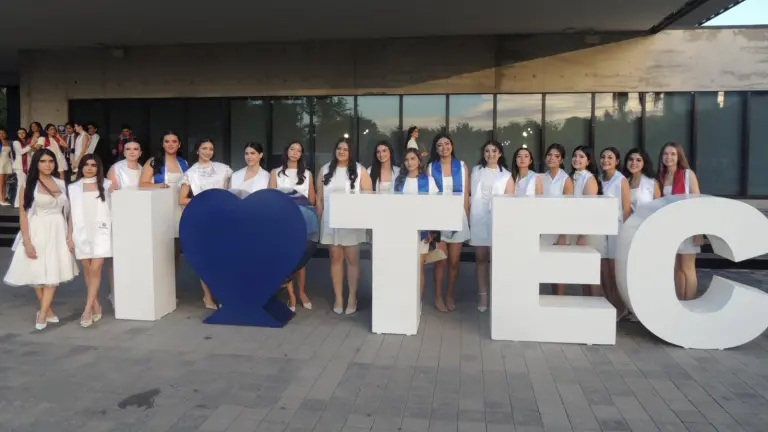 Estudiantes se muestran felices por culminar sus estudios de preparatoria.