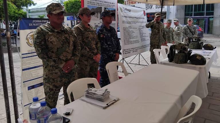 Personal de la Cuarta Región Naval explica las vacantes de empleo que se encuentran disponibles en Mazatlán.