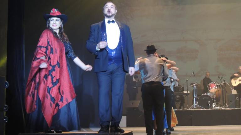 Deleitan Oralia Castro y Ricardo Rodríguez a su público en Así Canta Sinaloa.