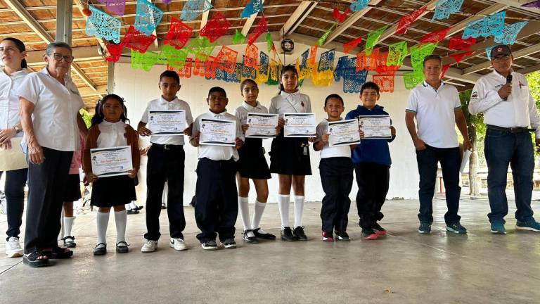 Los peloteritos de la primaria Justo Sierra fueron reconocidos con un diploma.