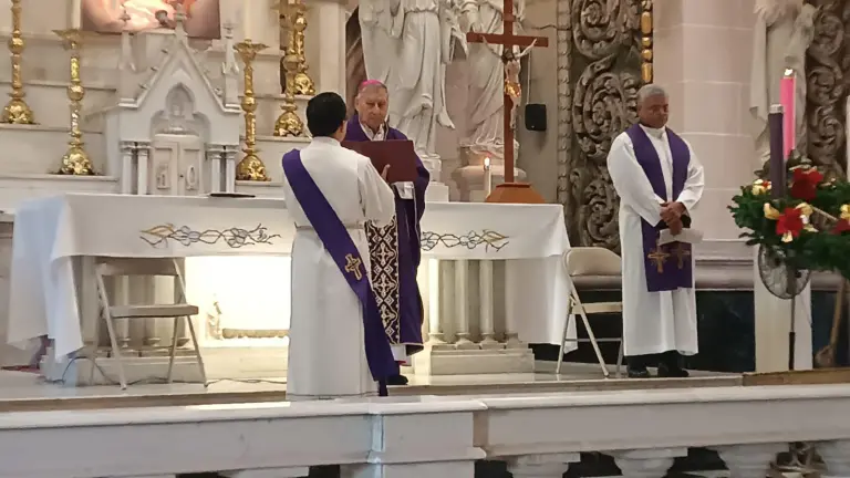 El Obispo Mario Espinosa Contreras invita a vivir las celebraciones con gratitud y en familia.