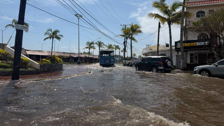 La Avenida Cruz Lizárraga, de Mazatlán, presenta de nuevo inundaciones después de las lluvias.