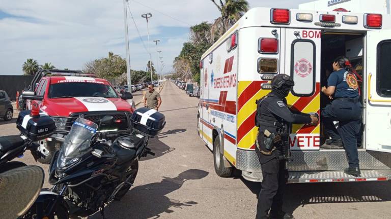 Personal del Escuadrón de Rescate Acuático atiende a bañistas afectados por quemadores en playas de Mazatlán.