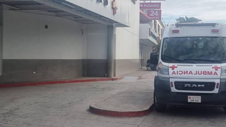 Personal médico de Cruz Roja atendió a la menor que fue agredida a golpes por su pareja.