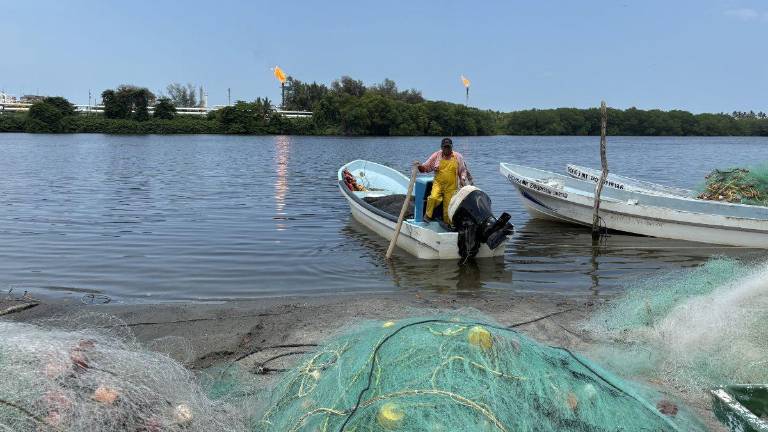 En Paraíso, Tabasco, pescadores viven una crisis ante la contaminación por la actividad petrolera.