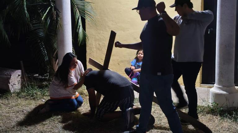 Actores ensayan escenas del Viacrucis número 26 en el Santuario de Nuestra Señora del Rosario, en Rosario.