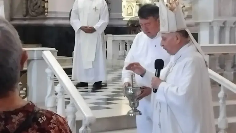 Monseñor Mario Espinosa destacó la fortaleza de quienes cumplen roles paterno y materno, y pidió solidaridad para las madres de desaparecidos.