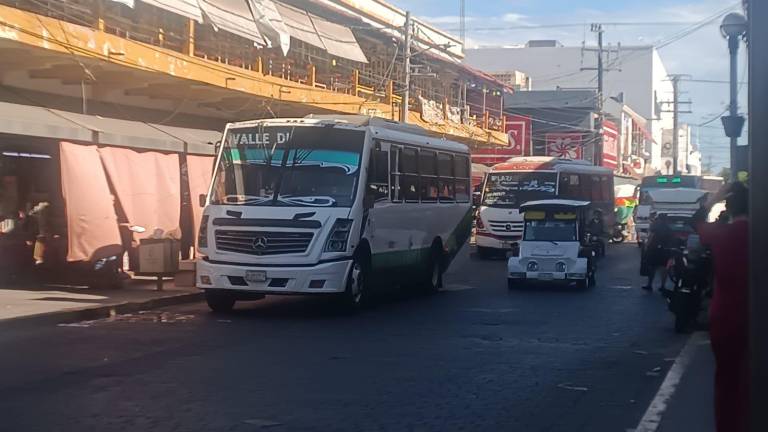 En el Mercado Pino Suárez del Centro de Mazatlán pasan la mayoría de las rutas del transporte urbano.