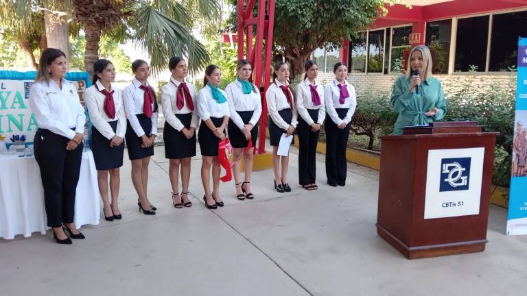 Estrella Palacios, subsecretaria de Promoción Turística de Sinaloa, expresó un mensaje a los estudiantes que participaron en la Quinta Feria Turística Hotelera.