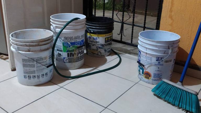 La poca agua que sale de las tomas de la calle sirve para llenar cubetas.