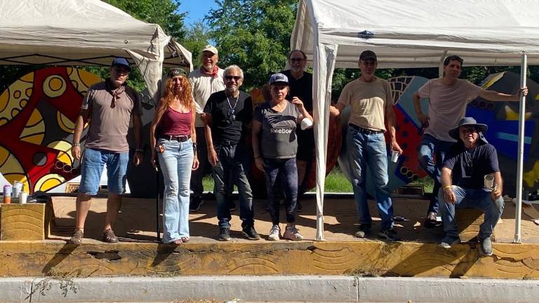 Alejandro Mojica con los artistas que participaron en la primera etapa de intervención de la obra.