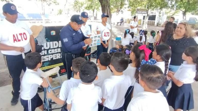 Estudiantes de la Primaria Candelaria Grave Moreno participaron en actividades de la Feria por la Salud Mental, organizada por la Red Escuinapense por la Salud.