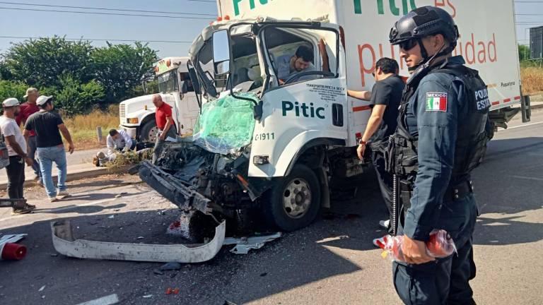 Autoridades auxiliaron a dos heridos tras choque entre camión y tráiler en la zona de Costa Rica.