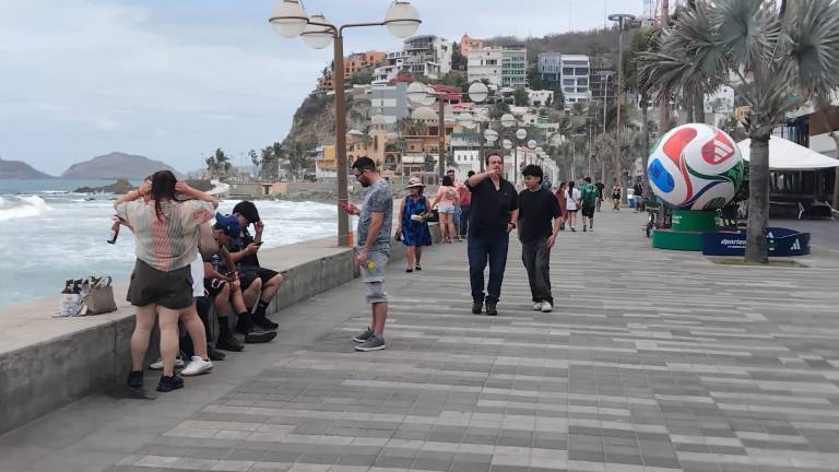 En el Paseo Olas Altas de Mazatlán algunos restaurantes registraron comensales que fueron a ver el juego de la Selección Mexicana.