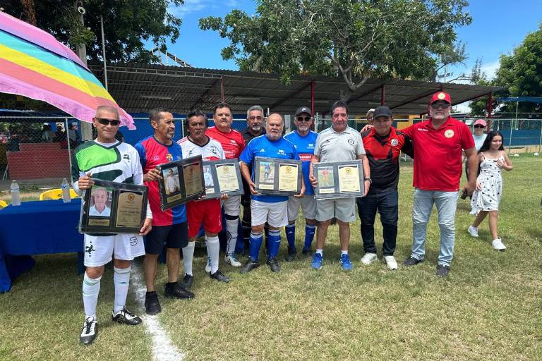 Arranca la temporada 2025 de la Liga 65 y Más del Club Muralla con emotivo homenaje a figuras del futbol veterano