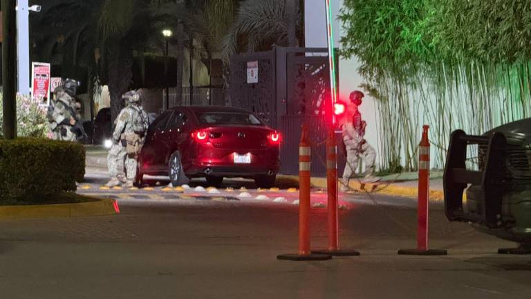 Militares resguardaron un vehículo asegurado tras una persecución registrada la noche de este miércoles en el sector Country del Río, en Culiacán.