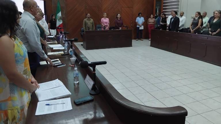 Minuto de silencio en el Cabildo de Mazatlán por el deceso del subdirector operativo de la Policía Municipal.