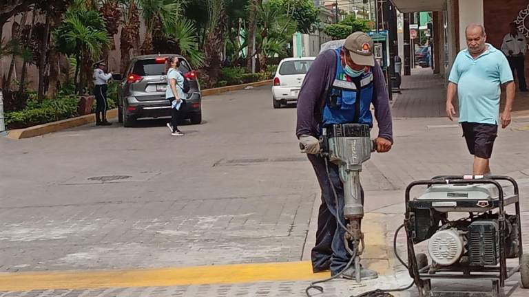 Con una motoconformadora rompen parte de la obra.