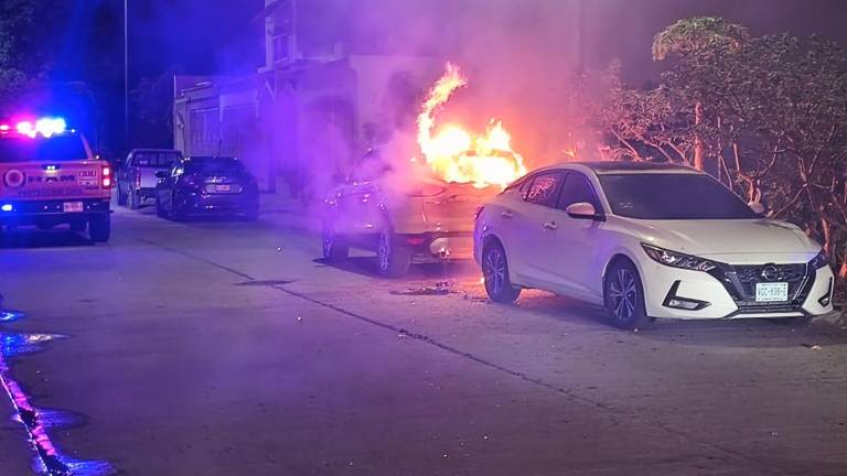 El incendio de los vehículos se reportó sobre la calle Tabachín del fraccionamiento Alameda.