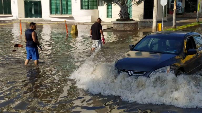 Lluvias en Mazatlán causan inundaciones en varias vialidades
