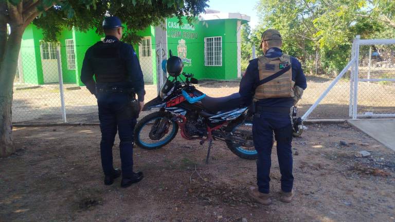Policías de Guasave recuperan motocicleta con reporte de robo en Culiacán.