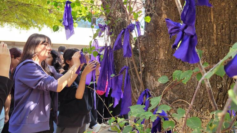 UAdeO Culiacán marcha en silencio contra la violencia de género.