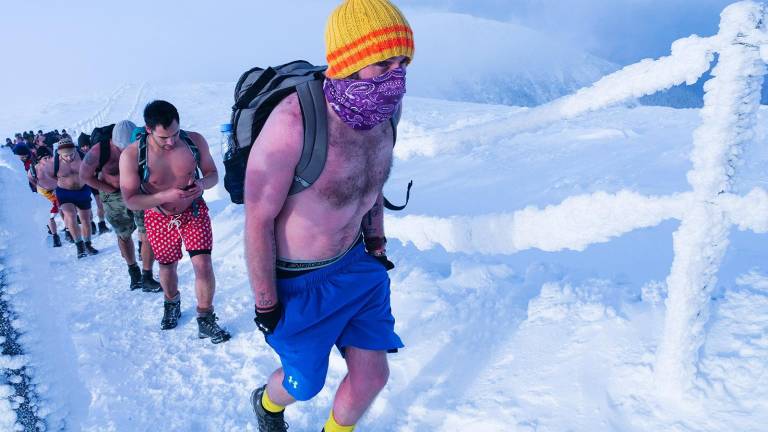Wim Hof expedición a la cumbre en invierno.