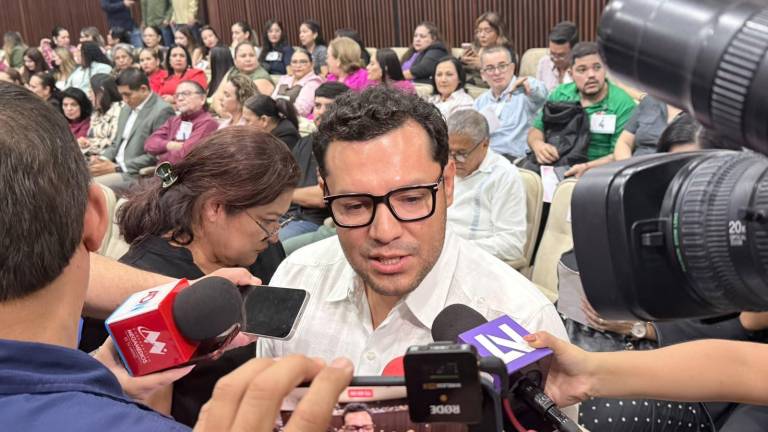 Francisco Javier Barrón Aguayo, titular de Sebides, anunció más recursos para familias desplazadas en Sinaloa.