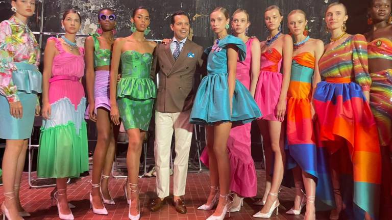 El diseñador sinaloense muestra en Roma, Italia su colorida colección Vive la Vida, inspirada en los colores y el sabor de Sinaloa.