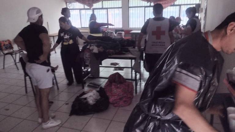 Autoridades de Guasave brindan atención a casi 100 personas afectadas por la tormenta Ileana, en dos albergues habilitados en el municipio.