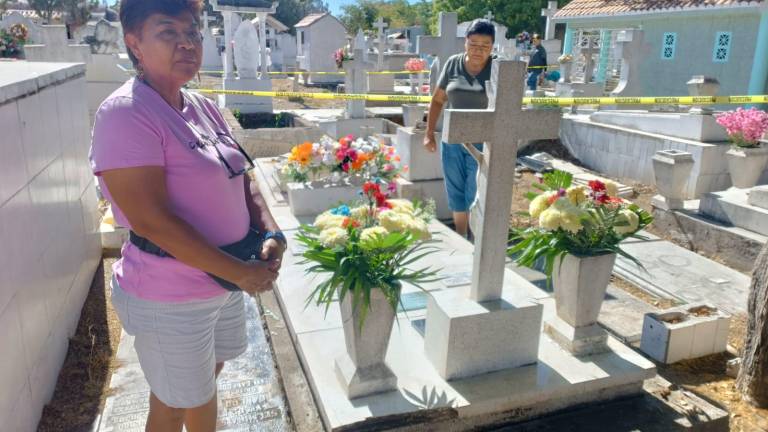 En un ambiente de unidad y serenidad, familias como la de Rocío Aguilar viajaron desde La Paz, Baja California Sur, hasta Mazatlán para cumplir con la tradición de visitar la tumba de su madre.