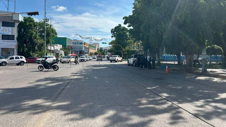 Elementos de la Policía Municipal ya restringen la circulación en algunas calles cercanas al Palacio de Gobierno.