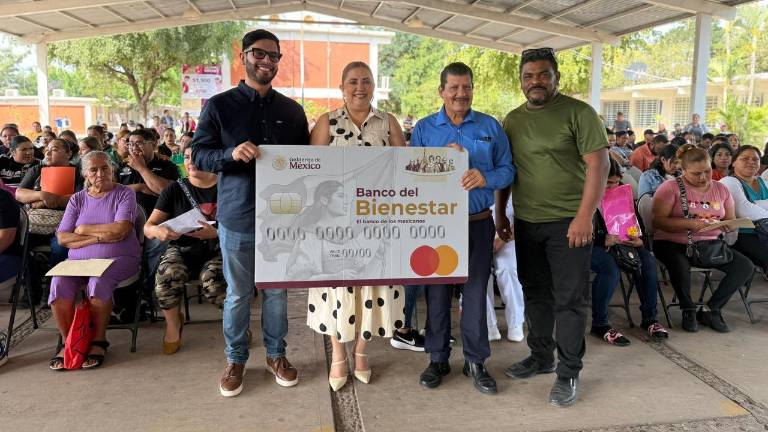 Se llevó a cabo la entrega de 307 tarjetas del programa de Becas para el Bienestar a alumnos de la Escuela Secundaria Federal “Dr. Eligio Díaz V.”.