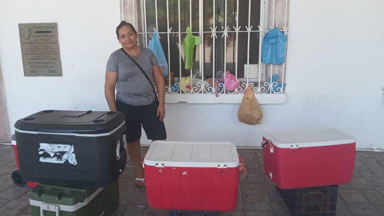 Rosa baja todos los viernes desde Las Tinajas, La Noria, al Palacio de Mazatlán, a ofrecer sus tamales y atole de ciruela.