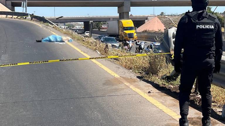La víctima y otro acompañante regresaban del municipio de Choix con destino a Los Mochis cuando derraparon en la carretera.