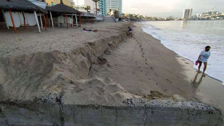 El huracán Nora ocasionó un fuerte oleaje a su paso por Mazatlán y dejó playas erosionadas