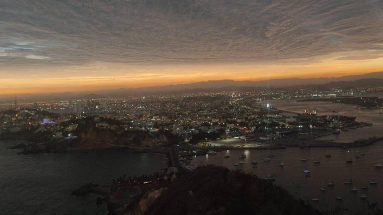 El panorama que se veía desde el Faro de Mazatlán al momento de la totalidad.