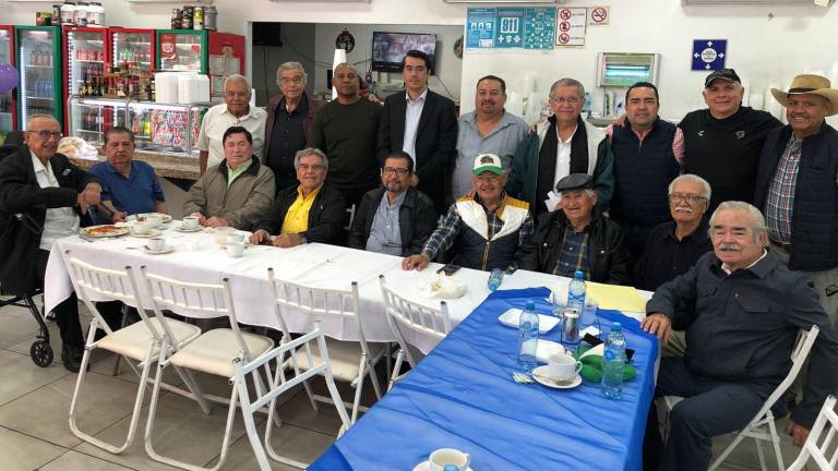 Integrantes del Grupo Amigos de la Sierra disfrutan de rico desayuno.