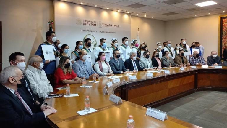Médicos y de enfermeras de Ahome, Badiraguato, Cosalá y Mazatlán son reconocidos.
