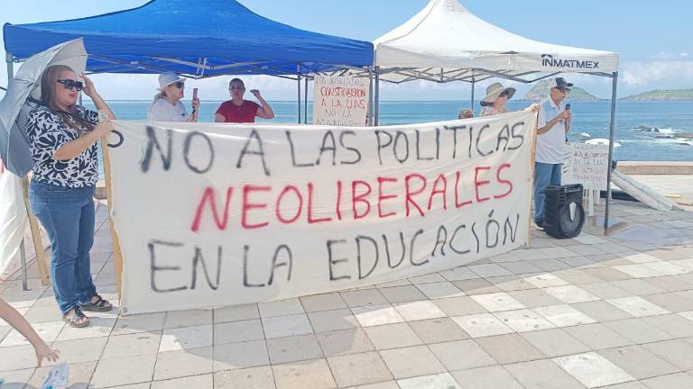Alrededor de 25 personas se instalaron en la explanada del mirador fotográfico de las Letras de Mazatlán.