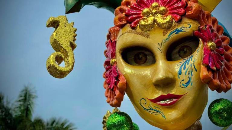 Un monigote alusivo al Carnaval fue instalado en el Gran Acuario Mazatlán.