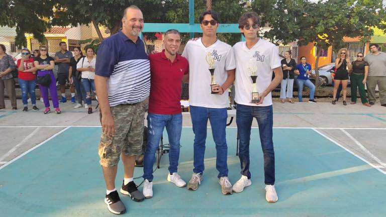 Integrantes del equipo de Preparatoria Varonil, Pumas de Anglo Moderno A, con los trofeos de campeones.