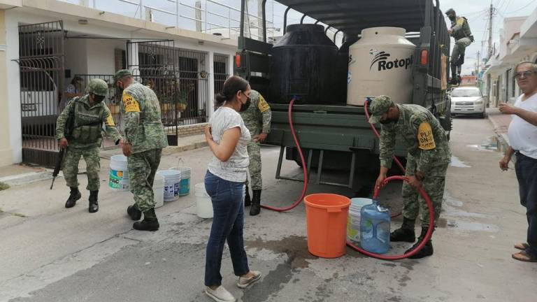 El Ejército abastece de agua a habitantes de distintas colonias de Mazatlán.