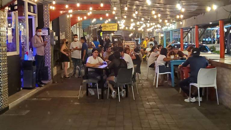 Antros, bares, restaurantes, estadios, entre otros negocios donde se aglomeran las personas, deberán bajar su capacidad de atención.
